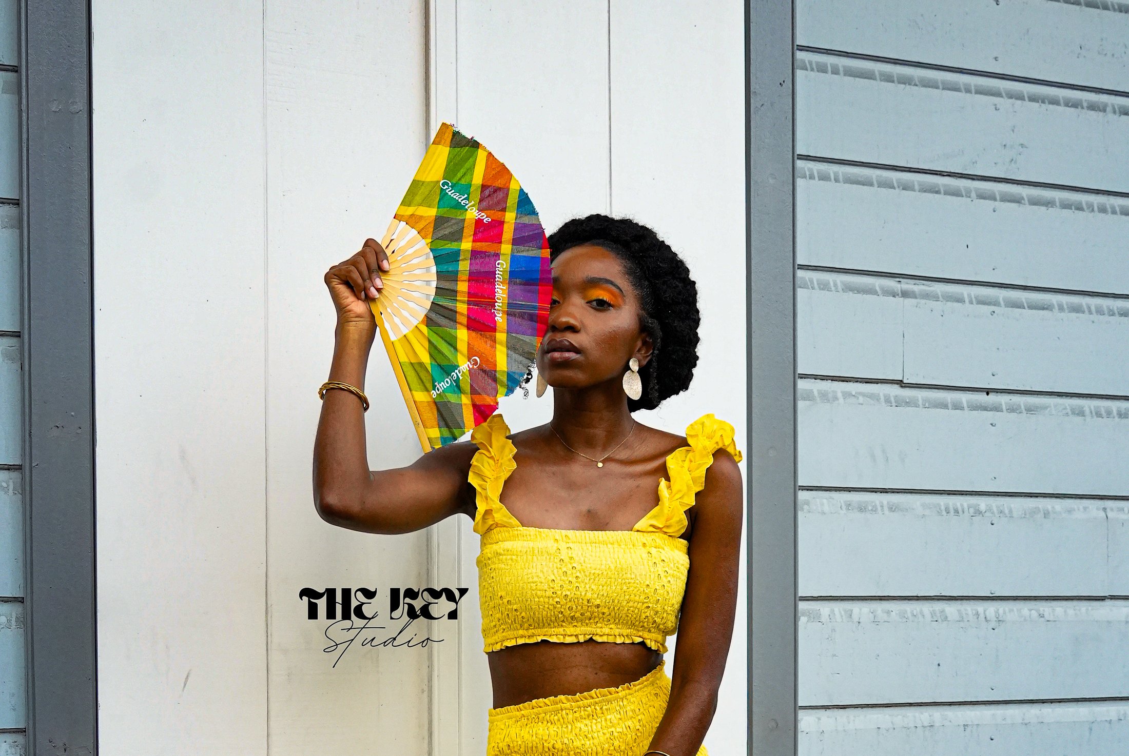 Séance portrait — robe jaune et éventail madras
