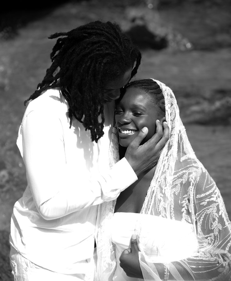 Portrait noir et blanc, couple enlacé