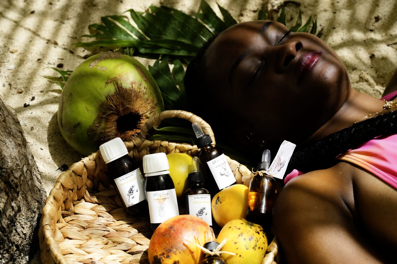 Panier de fruits et huiles sur la plage