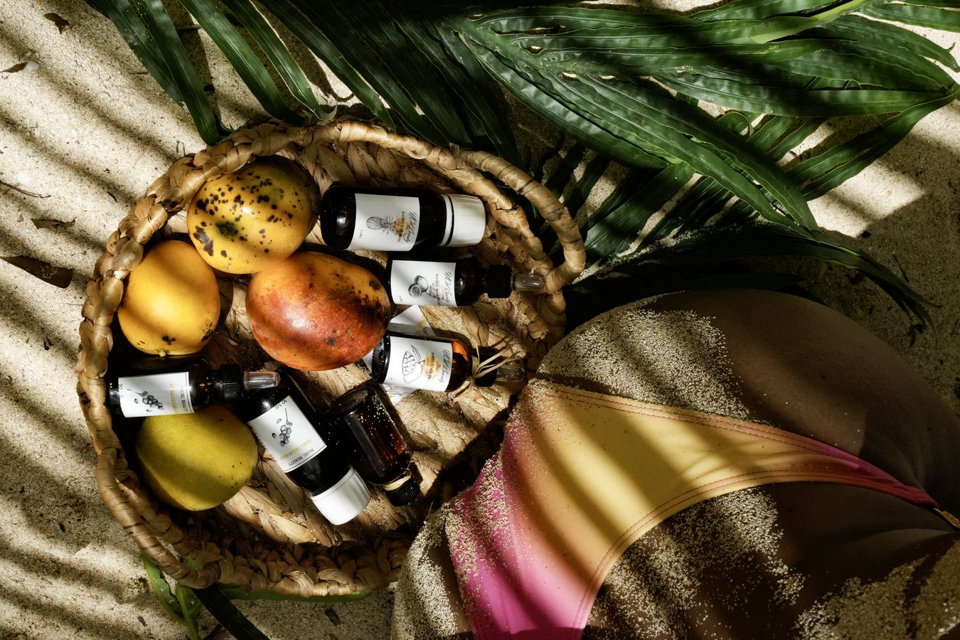 Panier tressé, fruits et flacons, tissu madras