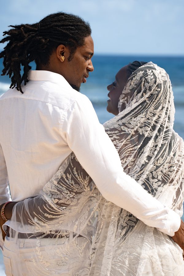 Couple enlacé de dos, voile en dentelle