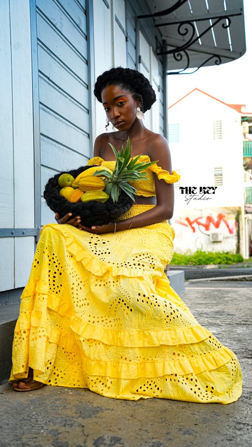 Portrait en robe jaune avec ananas