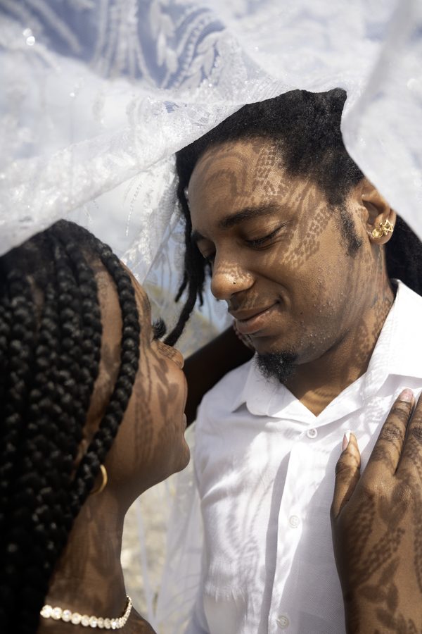 Couple, voile en dentelle, gros plan